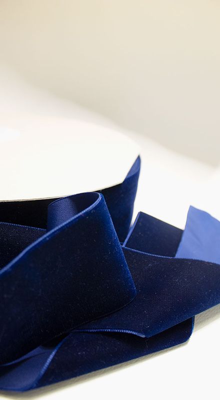 Fløyelsbånd mørk blå 72 mm