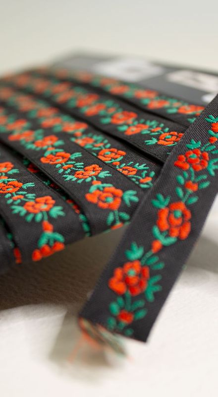 Blomsterbånd sort/rød 15mm