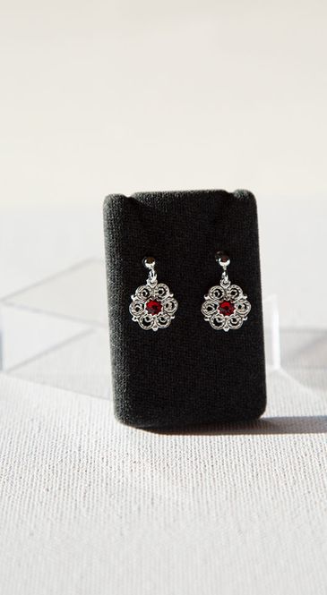 Hovedbilde Ørepynt 539 4254 hvit m/rød og heng