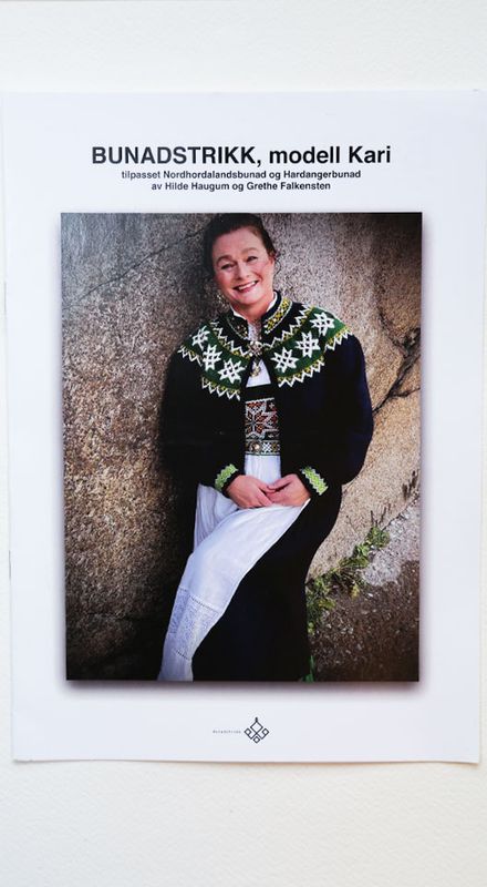 Bunadstrikk mønsterhefte modell 