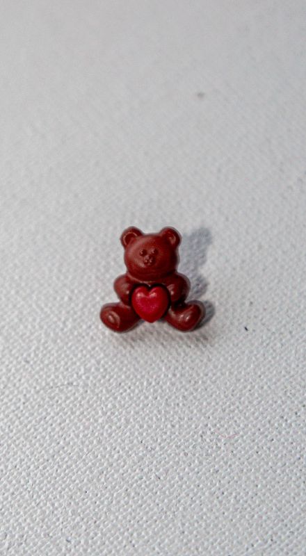 Knapp nylon Bamse med Rødt Hjerte 16mm
